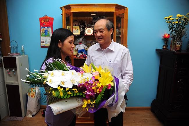 Vợ xạ thủ Hoàng Xuân Vinh và đêm trắng hạnh phúc Tổng cục trưởng Tổng cục TDTT Vương Bích Thắng tới thăm, chúc mừng gia đình xạ thủ Hoàng Xuân Vinh. Ảnh: Hồng Vĩnh.