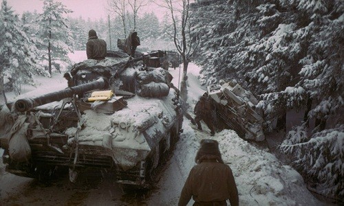 Trận đánh đẫm máu nhất của Mỹ trong Thế chiến II Một chiếc tăng M4 Sherman Mỹ băng qua rừng Ardennes để chặn đà tiến công của phát xít Đức. Ảnh: Life Magazine.