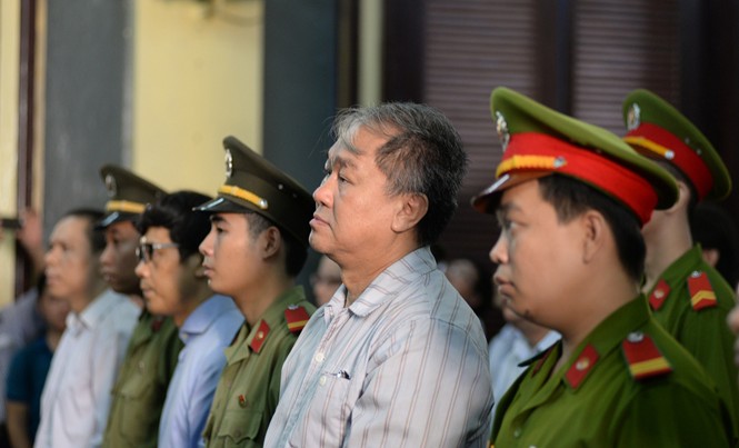 ‘Đại án’ Ngân hàng Xây dựng: Tranh luận quanh khoản tiền 5.190 tỷ đồng Các bị cáo trước tòa hôm nay, 8/8. Ảnh: Tân Châu.