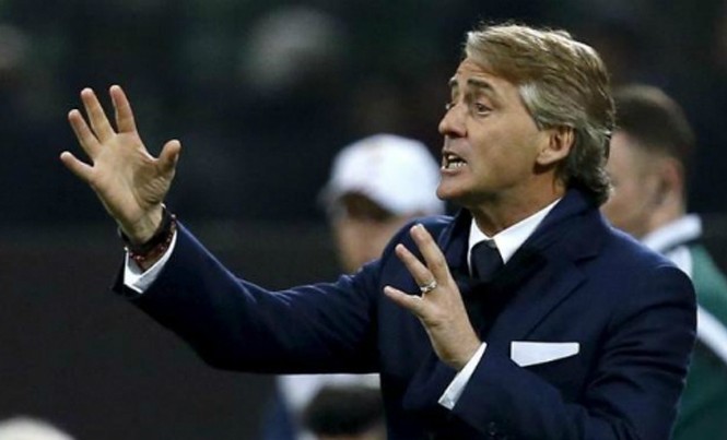 Inter sa thải Mancini, bổ nhiệm Frank de Boer Mancini chỉ đạo Inter trong một trận đấu. Ảnh: Reuters.