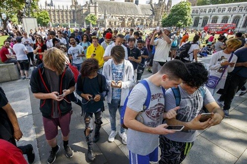 Pokemon Go kiếm 200 triệu USD trong một tháng Người chơi Pokemon Go ở London. Ảnh: Zuma Press.