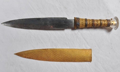 Bí ẩn về lưỡi dao thiên thạch trong mộ vua Tutankhamun Con dao găm nạm vàng có lưỡi rèn bằng sắt lấy từ thiên thạch của vua Tut. Ảnh: Đại học Pisa.