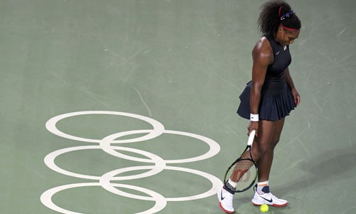 Serena Williams nối gót Djokovic, trắng tay rời Olympic Serena bất ngờ dừng bước ở vòng ba nội dung đơn nữ tại Olympic 2016. Ảnh: Reuters.