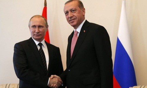 Bị phương Tây ghẻ lạnh, Thổ Nhĩ Kỳ quay đầu tìm cố nhân Tổng thống Nga Vladimir Putin và người đồng cấp Thổ Nhĩ Kỳ Recep Tayyip Erdogan hội đàm ngày 9/8. Ảnh: BBC.