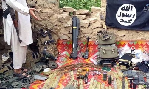Lính Mỹ bỏ lại trang bị ở Afghanistan do bị IS tấn công Vũ khí, trang bị của lính Mỹ rơi vào tay IS. Ảnh: BBC.