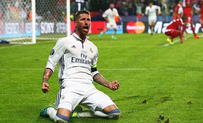 Real giành Siêu Cup châu Âu sau cuộc rượt đuổi kịch tính Ramos chia vui sau bàn gỡ hòa 2-2 cho Real. Ảnh: Reuters.