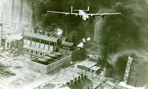 Trận tập kích bi thảm nhất của Mỹ trong Thế chiến II Oanh tạc cơ B-24 Liberator bay trên đầu mục tiêu ở Ploesti, Romania tháng 8/1943. Ảnh: US Army.