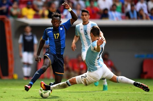 Argentina bị loại khỏi môn bóng đá nam Olympic Argentina (áo xanh trắng) không thể có ba điểm trong trận quyết định với Honduras. Ảnh: Reuters.