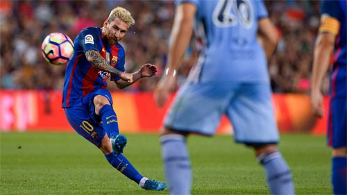 Messi kiến tạo và lập cú đúp, Barca giành Cup Joan Gamper Một trong hai bàn của Messi đến từ cú sút phạt trực tiếp. Ảnh: Reuters.