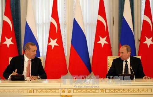 Radio Thế giới 24h: NATO lại 've vãn' Thổ Nhĩ Kỳ Tuyên bố của NATO được đưa ra sau chuyến thăm Nga của Tổng thống Thổ Nhĩ Kỳ Recep Tayip Erdogan. Ảnh: PA/TTXVN.