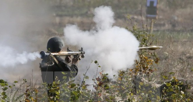 Bản tin 14H: Ukraine tăng cường quân gần Crimea đối phó với Nga Binh sỹ Ukraine trong buổi diễn tập quân sự tại vùng Kiev. Nguồn: Reuters/TTXVN.