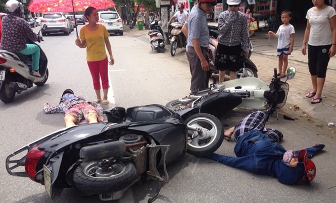 Xe máy đấu đầu, hai phụ nữ nguy kịch Hiện trường vụ việc.