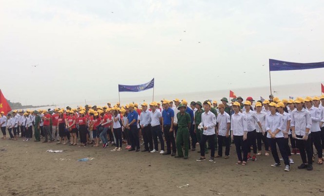 200 học sinh làm sạch biển Đồ Sơn 200 học sinh làm sạch biển Đồ Sơn