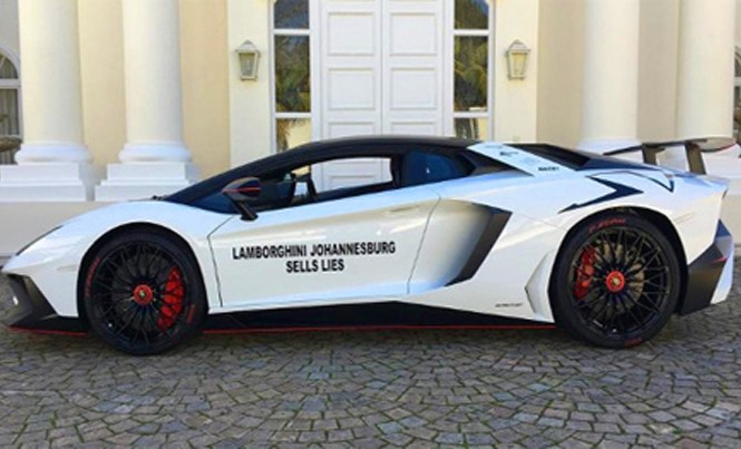 Đại gia Nam Phi nổi giận vì mất thế độc tôn mua Lamborghini Trên thân xe là dòng chữ tố đại lý dối trá khi vị khách hàng không còn là người duy nhất sở hữu siêu xe Lamborghini Aventador SV ở Nam Phi. Ảnh: Automotor.
