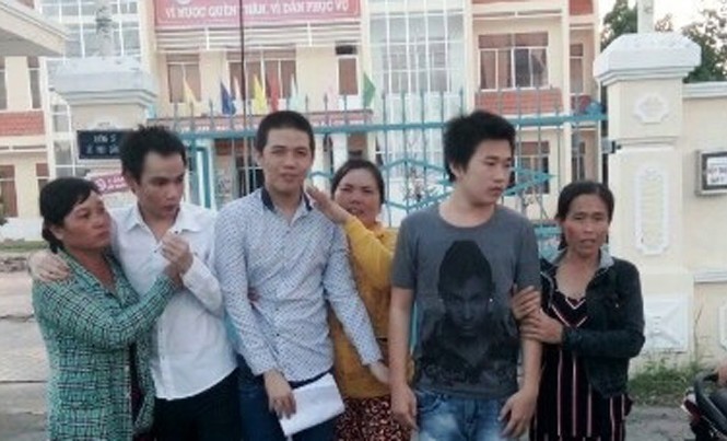 Đình chỉ vụ 3 thanh niên “cướp giật tài sản” ở Cà Mau Ba thanh niên bên người mẹ của mình.