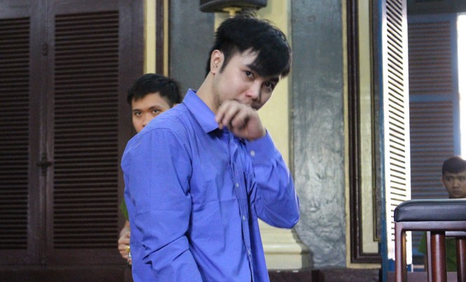 9X siết cổ người yêu bằng dây điện để cướp tài sản Dùng dây điện siết cổ người yêu để cướp, Bùi Đức Tài nay lãnh 23 năm tù. Ảnh: Tân Châu.