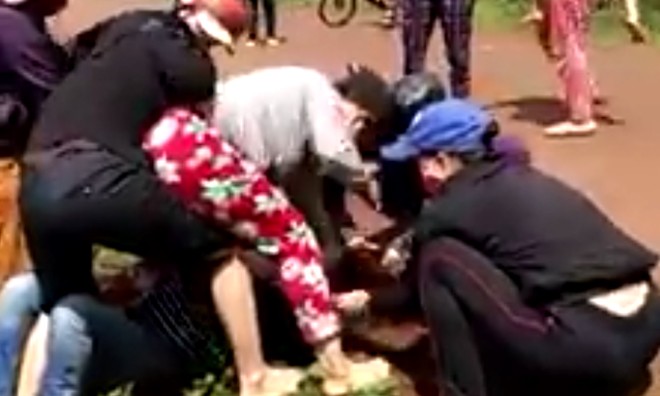 Vợ phó công an xã đánh ghen kinh hoàng ngoài đường Hình ảnh cắt ra từ clip.