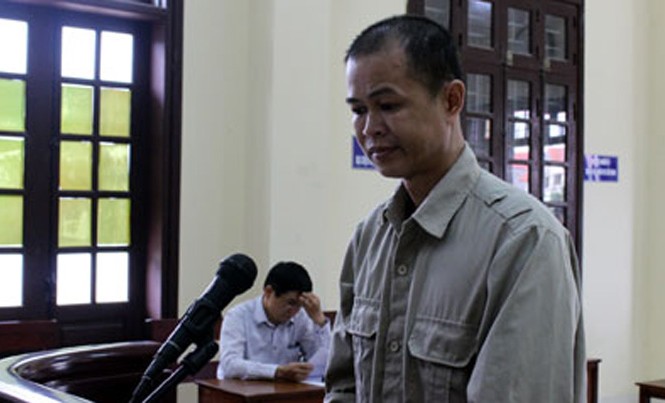 Vợ thua bạc 2 triệu bị chồng chém chết Bị cáo Hiển trước vành móng ngựa. Ảnh: Minh Thảo.