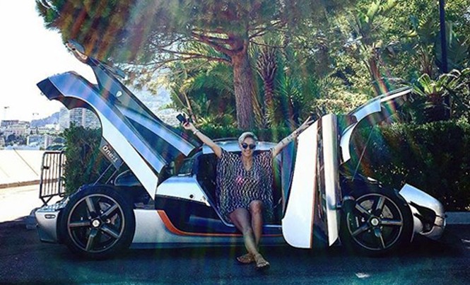 Tay đua nữ tậu siêu xe Koenigsegg One:1 Tay đua nữ người Bồ Đào Nha và siêu xe Thụy Điển.