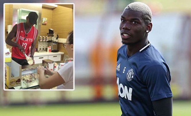 Bị treo giò ở vòng 1, Pogba tranh thủ đi... bán kem Bị treo giò ở vòng 1, Pogba tranh thủ đi... bán kem