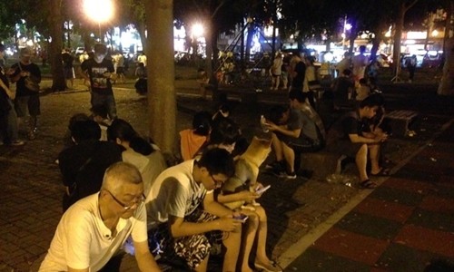 Nam sinh suýt mù mắt vì săn Pokemon 14 tiếng mỗi ngày Trò chơi Pokemon đang gây sốt ở Đài Loan. Ảnh: Apple Daily.