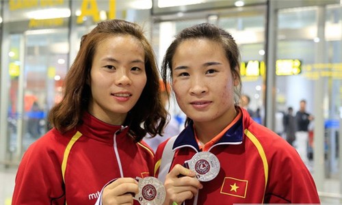 Đô vật Việt Nam đến Brazil nhưng không được thi Olympic Vũ Thị Hằng (trái) khóc rất nhiều khi không được phép tranh tài tại Olympic Rio 2016. Ảnh: VTV.