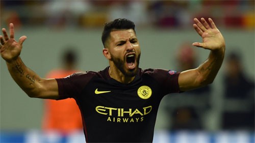 Aguero lập hat-trick, Man City đại thắng vòng loại Champions League Aguero nổi xung sau hai lần đá hỏng phạt đền đầu trận. Ảnh: Reuters.