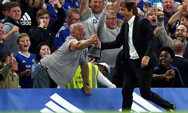 HLV Conte khiến fan Chelsea dính 'tiếng sét ái tình' HLV Conte khiến fan Chelsea dính 'tiếng sét ái tình'