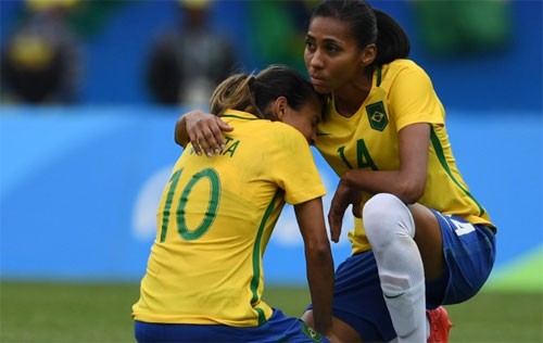 Chủ nhà Brazil vỡ mộng đoạt vàng bóng đá nữ Olympic Marta (trái) không nén nổi nước mắt sau thất bại. Ảnh: Reuters.