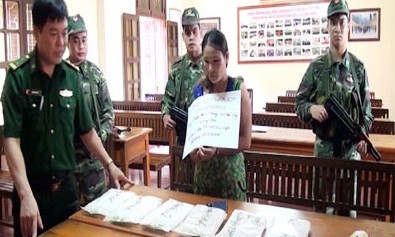 Nữ quái vờ đi lễ chùa vận chuyển 6 kg ma túy 'đá' Đối tượng Bích cùng tang vật tại đồn Biên phòng Tân Thanh. Ảnh: Đình Quang.