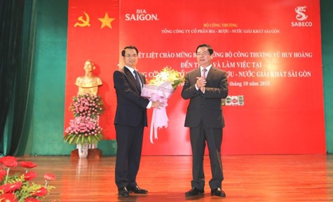 VAFI đề nghị giám sát việc bổ nhiệm lãnh đạo tại Sabeco Bộ trưởng Vũ Huy Hoàng (phải) tặng hoa cho ông Võ Thanh Hà, Chủ tịch Sabeco