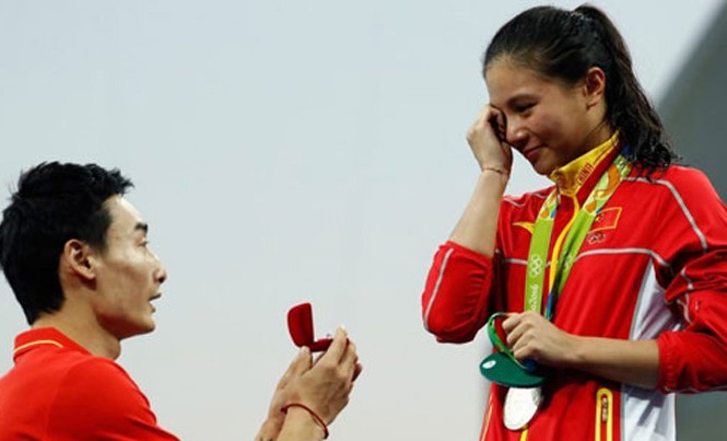 Năm màn cầu hôn lãng mạn ở Olympic 2016 Tư Hà bật khóc trước màn cầu hôn bất ngờ của bạn trai. Ảnh: The Sun.