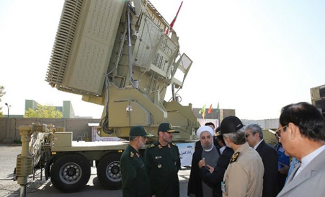 Iran công bố ảnh hệ thống tên lửa tự sản xuất Tổng thống Iran Hassan Rouhani (thứ ba từ trái sang) và Bộ trưởng Quốc phòng Hossein Dehghan (thứ hai từ trái sang) đứng cạnh hệ thống Bavar 373. Ảnh: Reuters/ President.ir.