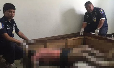 Ngủ cả đêm mới biết có thi thể dưới giường Thi thể nạn nhân được phát hiện dưới giường. Ảnh: Bangkok Post.