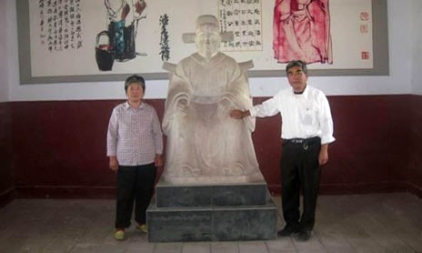 Thủy Hử truyện và nỗi hàm oan của Phan Kim Liên – Võ Đại Lang Hậu duệ họ Phan bên tượng Võ Đại Lang.