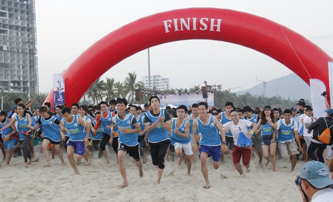 26/8 tới, hàng ngàn đôi chân trần thi chạy trên biển Đà Nẵng Hàng ngàn đôi chân trần thi chạy trên bờ biển Đà Nẵng vào tháng 2/2016. Ảnh: Thanh Trần.