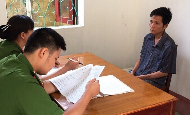 Bắt gã chồng tưới xăng đốt chết vợ Đối tượng Hiếu khai nhận hành vi đốt vợ tại cơ quan công an. Ảnh: Thanh Duyên.
