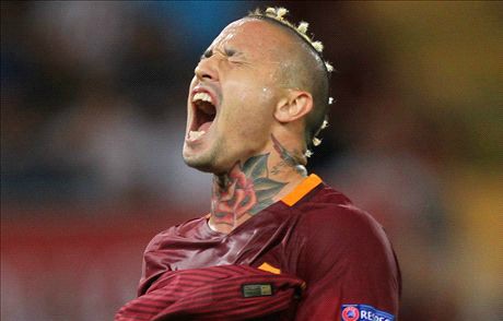 Thua thảm trên sân nhà, Roma mất vé dự Champions League Nainggolan nuối tiếc vì bỏ lỡ một cơ hội. Ảnh: Reuters.