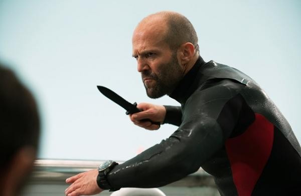 So sánh thú vị: ‘Sát thủ thợ máy là James Bond bẩn’ Jason Statham có lần thứ hai sắm vai gã sát thủ "thợ máy" Arthur Bishop trong Mechanic: Resurrection. Ảnh: Summit Entertainment.