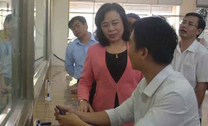 Công văn “đi - lại” giữa các sở của Hà Nội mất 4 ngày Phó Bí thư Thành ủy Hà Nội Ngô Thị Thanh Hằng kiểm tra tại bộ phận một cửa của Sở KH&ĐT Hà Nội.