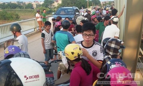 Nam sinh lớp 12 nhảy cầu Hàm Rồng mất tích Khu vực cầu Hàm Rồng nơi nam sinh nhảy xuống tự tử. Ảnh: Công an TP.HCM