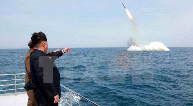 Radio Thế giới 24h: Ông Kim Jong-Un nói gì về vụ thử tên lửa? Nhà lãnh đạo Triều Tiên Kim Jong-Un thị sát một vụ phóng thử tên lửa từ tàu ngầm. Nguồn: Reuters/TTXVN.