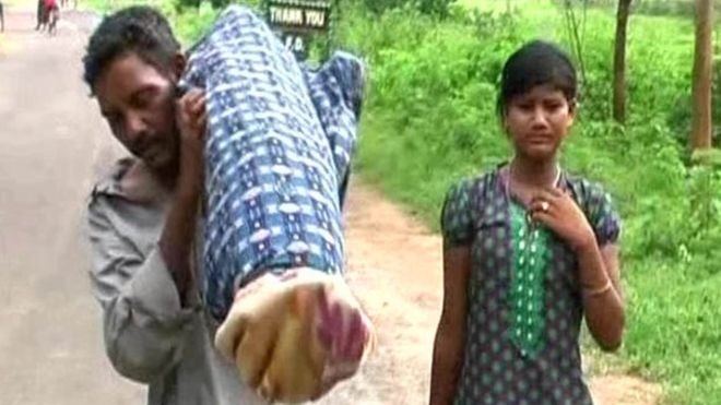 Người đàn ông nghèo vác xác vợ đi bộ 12 km Ông Dana Majhi cùng con gái vác xác vợ về nhà. Ảnh: BBC.