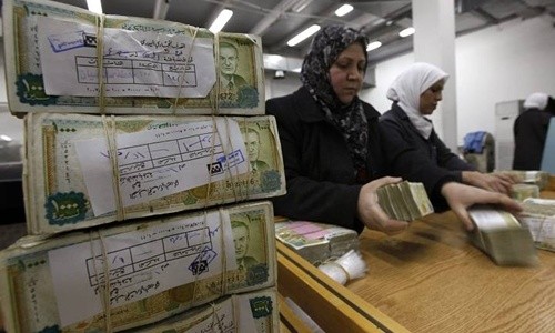 Mạng lưới buôn tiền quyết định sinh tử ở Syria Người dân Syria ở nước ngoài muốn chuyển tiền về các khu vực do quân nổi dậy chiếm đóng ở quê hương phải sử dụng một mạng lưới giao dịch không chính thống nhưng có ý nghĩa sống còn. Ảnh minh họa: CBS.