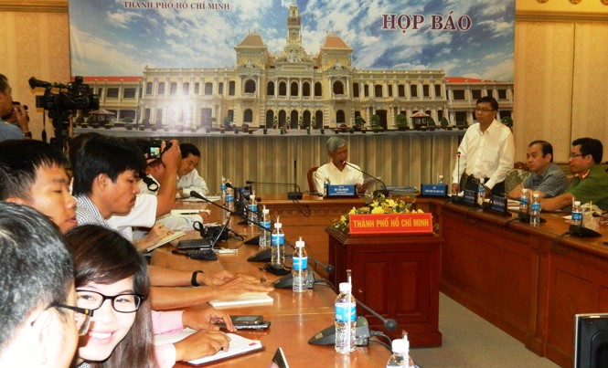 TPHCM yêu cầu xử lý đến cùng vụ “điện thoại cùi bắp” Chánh Văn phòng, người phát ngôn UBND TPHCM Võ Văn Hoan chủ trì cuộc họp báo.