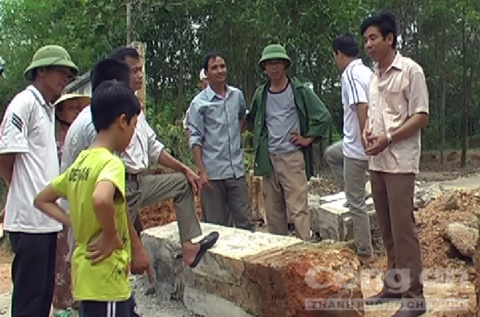 Nữ công nhân tử vong do cổng trường đổ Chiếc cột đè chết nạn nhân. Ảnh: Hương Nhàn.