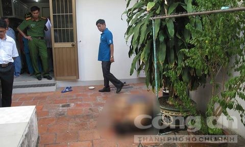 Kinh hãi phát hiện thầy giáo chết sau nhà với vết hằn trên lưng Hiện trường nơi phát hiện thi thể thầy giáo. Ảnh: Lê Huân.