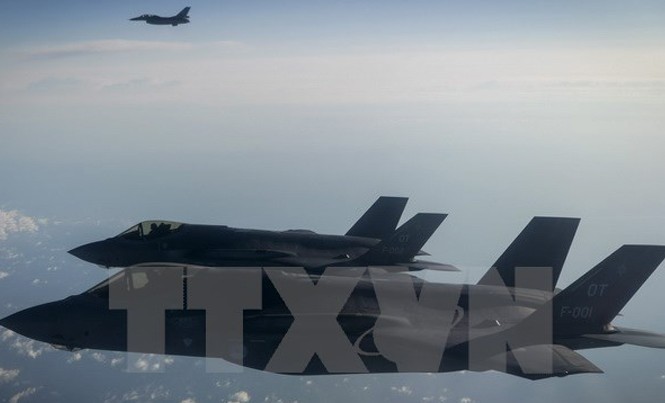 Bản tin 14H: NATO tập trận phòng không và không quân tại Séc Máy bay F-35C Lightning II bay trên vùng trời Biển Bắc, Hà Lan ngày 23/5. Ảnh minh họa. Nguồn: EPA/TTXVN.