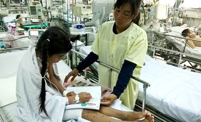 “Cô bé mai rùa” đã có thể ăn uống, vẽ tranh “Cô bé mai rùa” đang tô màu bên mẹ tại khoa hồi sức ngoại Bệnh viện Nhi đồng 1. Ảnh do bệnh viện cung cấp.