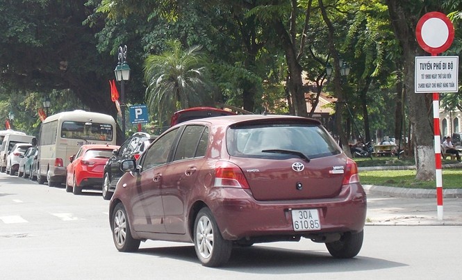 Huy động hàng chục cảnh sát đảm bảo an ninh phố đi bộ Phố Lê Thạch - một trong 16 tuyến phố cấm phương tiện để đi bộ. Ảnh: Trọng Đảng.